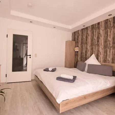 Charming With Full Kitchen And Balcony