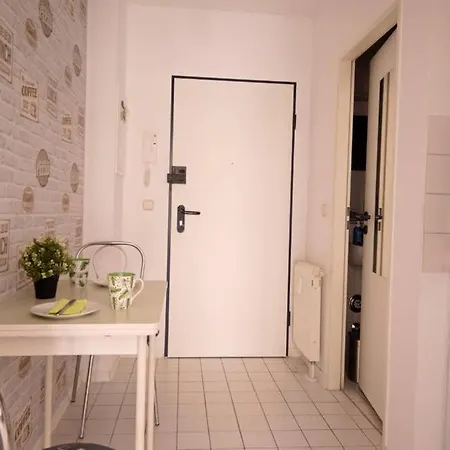 Charming With Full Kitchen And Balcony